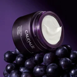 CAUDALIE Rides, Taches, Volume|Anti-Rides, Fermeté^La Crème au Brevet Longévité & filler repulpant naturel